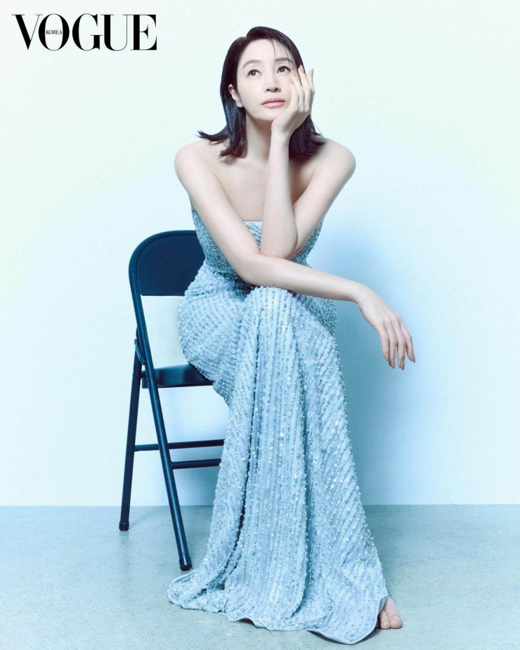 1786349876-6b7250eede-4-jpeg-8743-1589-9740-width740height925 Ở tuổi 55, Kim Hye Soo vẫn duy trì vóc dáng săn chắc, khỏe khoắn với cơ bắp rõ nét và phong thái năng động, nhờ duy trì thói quen tập luyện đều đặn trong nhiều năm. Ảnh: Vogue Korea