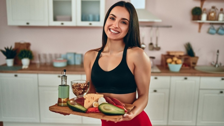 Thay vì dồn protein vào một bữa, phụ nữ tuổi 40-50 nên phân bổ nguồn đạm tương đối đều giữa các bữa ăn để cơ thể có nguồn nguyên liệu ổn định cho việc duy trì và phục hồi cơ bắp. Ảnh: Healthshots