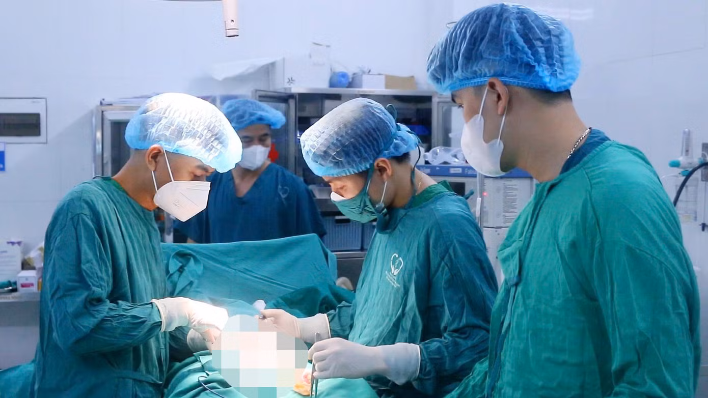 Bác sĩ Bệnh viện Đa khoa Bắc Ninh số 1 phẫu thuật cho bệnh nhân.