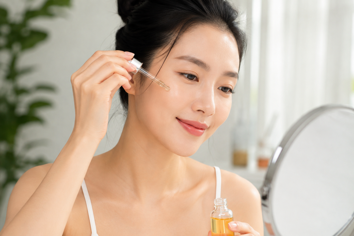 1786596269-2e7e0a8752-chatgpt-image-aug-12-2026-am-857-width730height487 Vitamin C tham gia vào quá trình tổng hợp collagen và có thể giúp bảo vệ da trước tác động của các gốc tự do do tia cực tím và các yếu tố môi trường tạo ra. Ảnh AI.