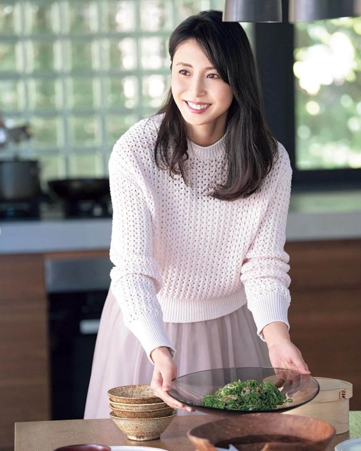 1786608922-bb09be9bc4-rinanako13-9140-88-1530-3233-4861-width740height925 Sau tuổi 40, Nanako cũng không còn theo đuổi vóc dáng quá gầy mà chú trọng ăn uống đủ chất để duy trì diện mạo khỏe khoắn, đầy sức sống.