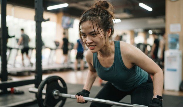 Tập tạ đóng vai trò quan trọng trong việc tăng khối lượng cơ, từ đó giúp tăng tỷ lệ trao đổi chất cơ bản. Ảnh minh hoạ AI