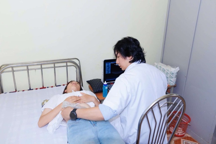 ThS.BS Đoàn Dư Mạnh - Hội Bệnh lý mạch máu Việt Nam đang khám cho một người bệnh. Ảnh: Gia Khiêm