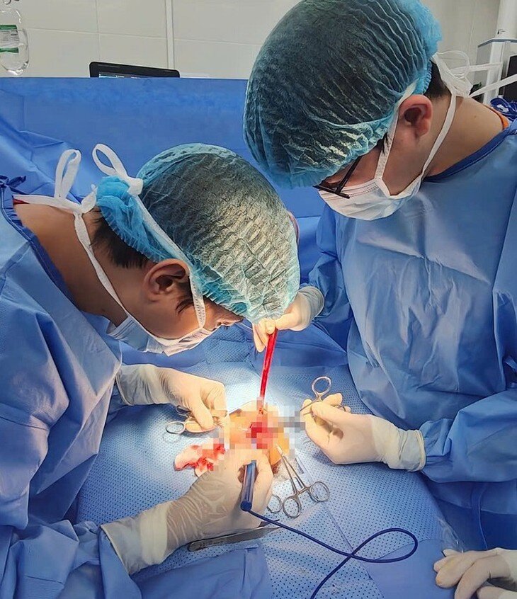 Các bác sĩ Khoa Nam học và Y học Giới tính, Bệnh viện Đại học Y Hà Nội xử trí cho bệnh nhân. Ảnh BSCC