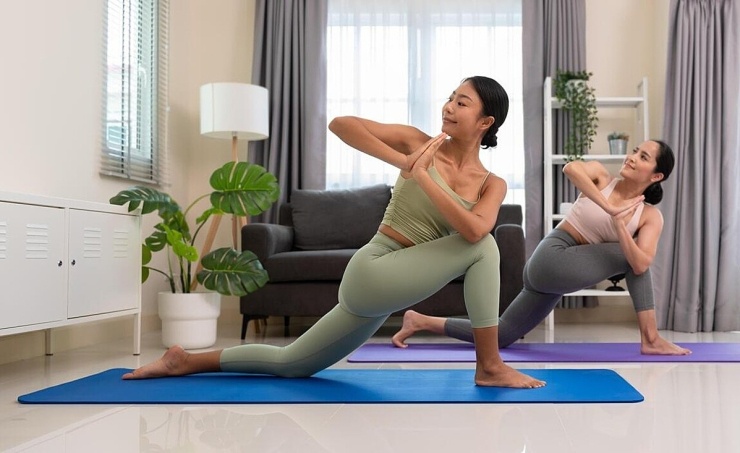1787186418-0a5fc77e33-two-women-doing-yoga-exercise-8431-2786-2896-width740height453 Yoga cải thiện độ linh hoạt, thăng bằng và khả năng kiểm soát hơi thở, đồng thời giúp phụ nữ sau 40 giải tỏa căng thẳng và kết nối với cơ thể. Ảnh: Vecteezy