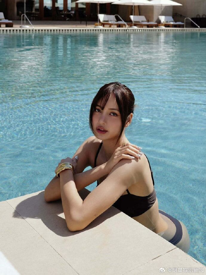 Lisa khoe hình xăm mới giữa ồn ào chia tay tỷ phú, hẹn hò mỹ nam - 1