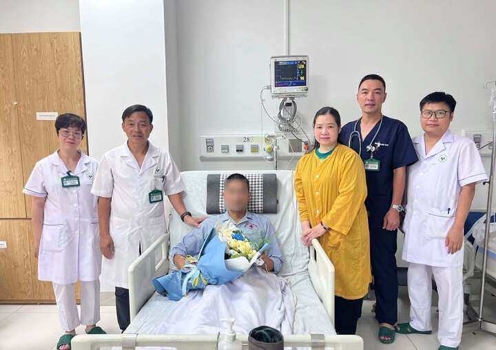 Trải qua 30 ngày nguy kịch, nam bệnh nhân hồi phục khỏe mạnh.