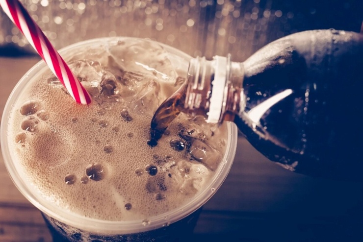 Mối liên hệ giữa việc tiêu thụ đồ uống có đường và đồ uống có chất tạo ngọt nhân tạo với tỷ lệ mắc ung thư dạ dày. (Nguồn: Vintage Tone- Shutterstock)