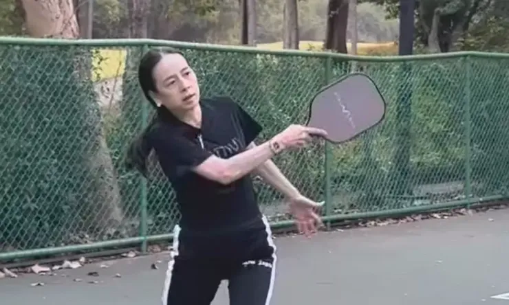 1787356962-0ca3eacd4b-madampangpickleball3-975-6631-4936-9921-1143-width740height444 Madam Pang tập đủ các môn giữ dáng năng động tuổi 60 - 4