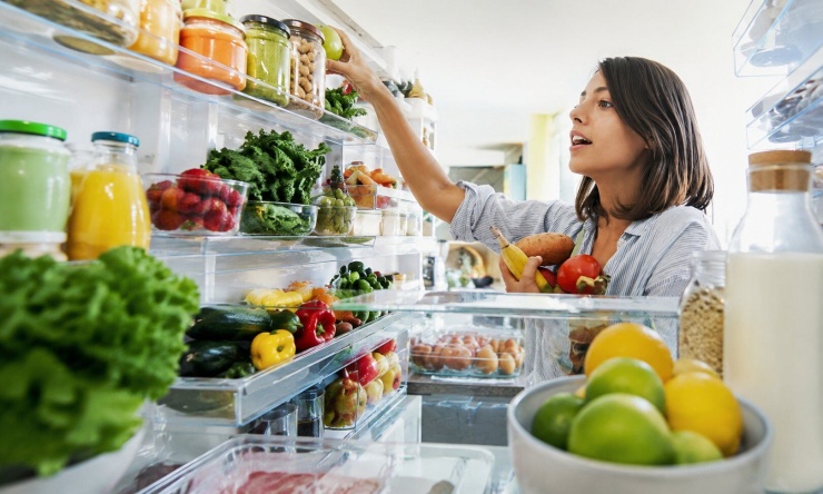 Khi mở tủ lạnh và thứ dễ lấy nhất là thực phẩm lành mạnh, bạn đã bớt phải dựa vào ý chí. Và đó mới là kiểu thói quen có cơ hội đi cùng bạn lâu dài. Ảnh: Experience Life