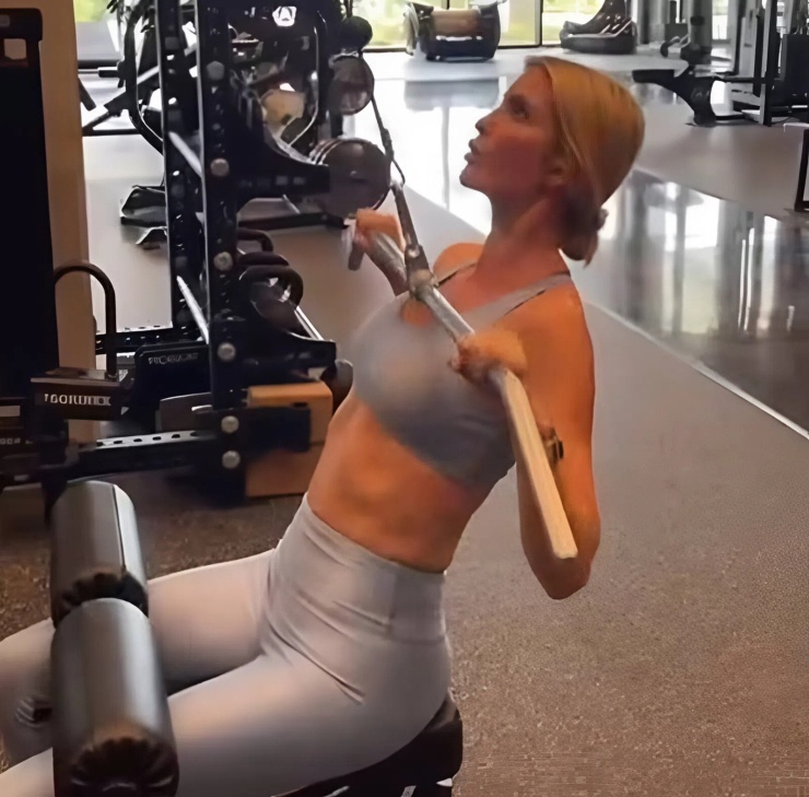 Chế độ ăn uống, tập luyện giúp Ivanka Trump duy trì dáng 'đồng hồ cát' - 1