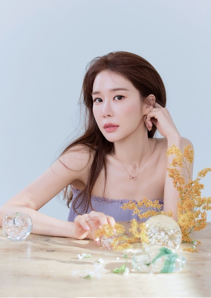 1787559491-e040efe596-4-5470-9892-5951-width740height1045 Với Yoo In Na, nhan sắc không đổi có lẽ không đến từ việc cố níu giữ tuổi đôi mươi mà từ khả năng kiên trì với những nguyên tắc đơn giản trong suốt nhiều năm. Ảnh: Marie Claire