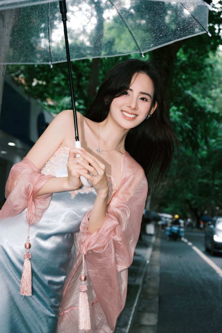 'Nàng dâu hào môn' Hương Liên gây chú ý trong ngày mưa - 2