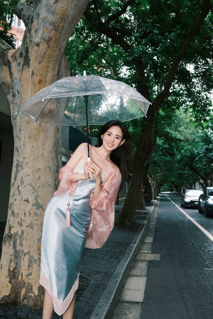'Nàng dâu hào môn' Hương Liên gây chú ý trong ngày mưa - 1