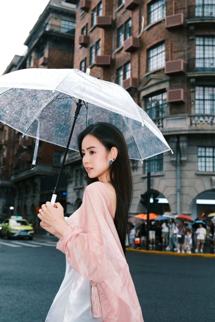 'Nàng dâu hào môn' Hương Liên gây chú ý trong ngày mưa - 5