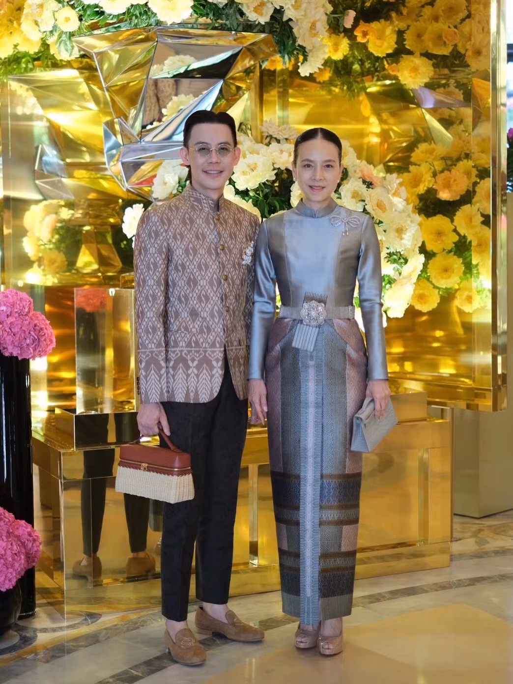 Madam Pang thuộc thế hệ thứ 5 của gia tộc Lamsam, một trong những gia tộc giàu có nhất Thái Lan. Gia đình bà sở hữu Ngân hàng Kasikorn (KBank) danh tiếng. Theo tiết lộ từ truyền thông Thái Lan, Madam Pang sở hữu khối tài sản cá nhân hơn 115 triệu USD. Từ gia thế khủng và giàu có, Madam Pang được tín nhiệm cho vị trí Chủ tịch FAT, với vai trò chủ chốt là thu hút các nguồn lực tài trợ, từ đó mở rộng ngân sách để phát triển bóng đá Thái Lan.