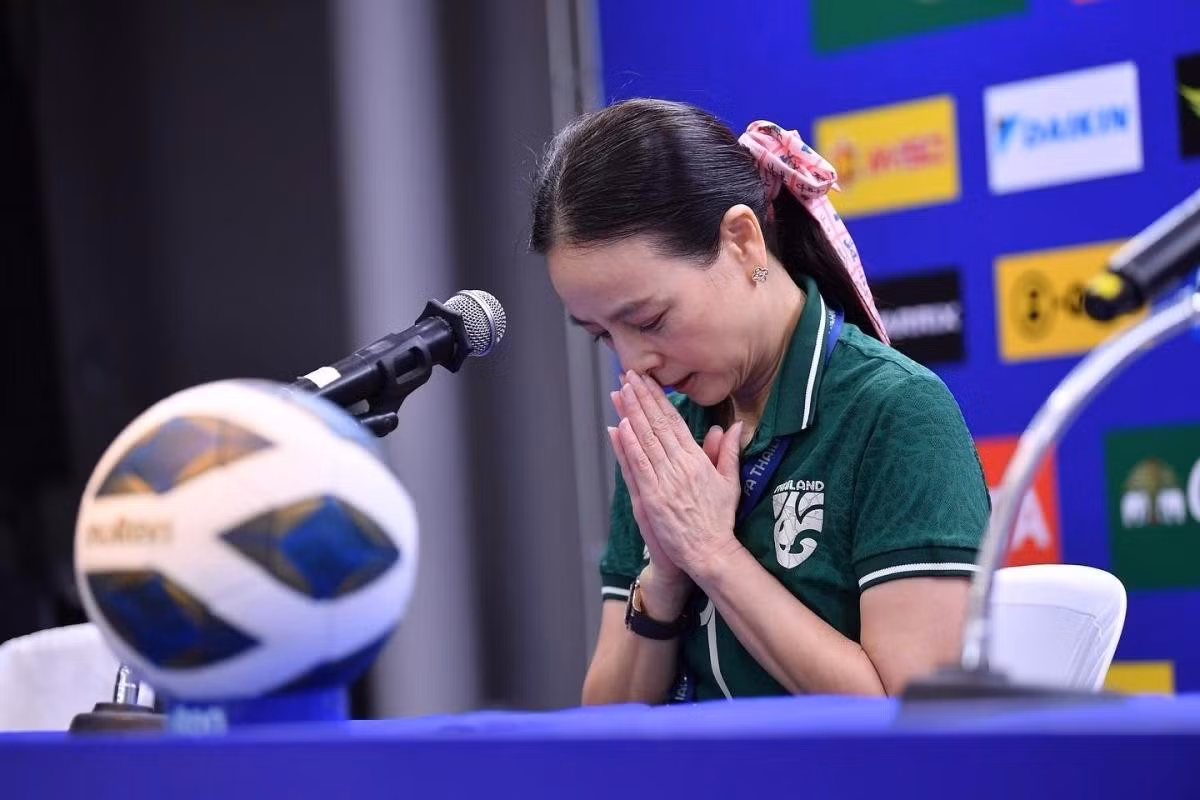 Chủ tịch FAT từng chi hàng chục tỷ tiền túi để động viên đội tuyển, cầu thủ Thái Lan trong 2 năm qua. Sự thân thiện, gần gũi và trái tim ấm áp của Madam Pang là yếu tố quyết định giúp bà được nể trọng trong giới cầu thủ nam và nữ Thái Lan. Bà đang vực dậy FAT sau cơn khủng hoảng tài chính, đây là dấu ấn đầu tiên trong 2 năm ngồi chiếc ghế quyền lực.