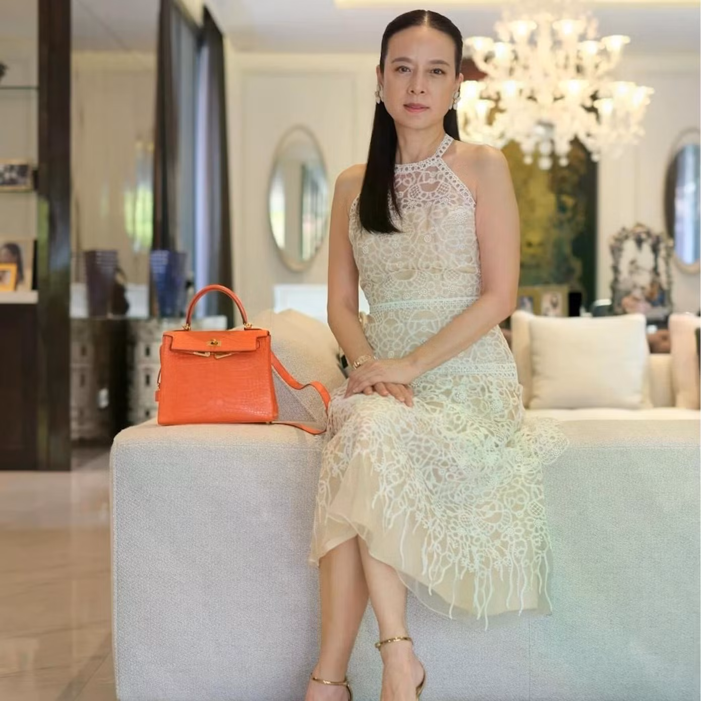 Bà là người đầu tiên đưa thương hiệu Hermes về phân phối tại thị trường Thái Lan. Ngoài Hermes, Madam Pang cũng là cổ đông và người kết nối đưa nhiều nhà mốt lừng danh khác như Chloe hay các thương hiệu cao cấp của Pháp và Ý tiếp cận giới siêu giàu Bangkok.