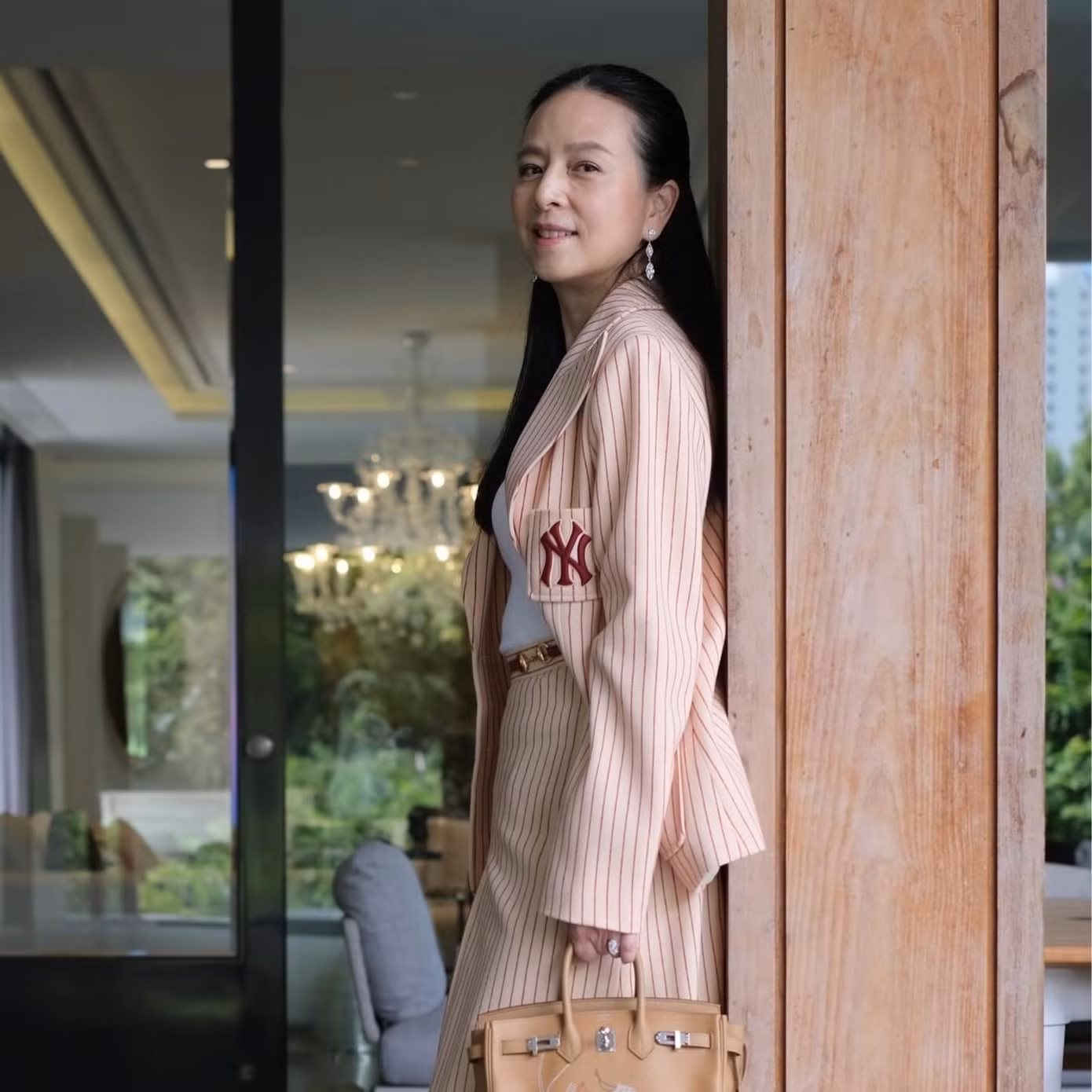 Bà là người đầu tiên đưa thương hiệu Hermes về phân phối tại thị trường Thái Lan. Ngoài Hermes, Madam Pang cũng là cổ đông và người kết nối đưa nhiều nhà mốt lừng danh khác như Chloe hay các thương hiệu cao cấp của Pháp và Ý tiếp cận giới siêu giàu Bangkok.