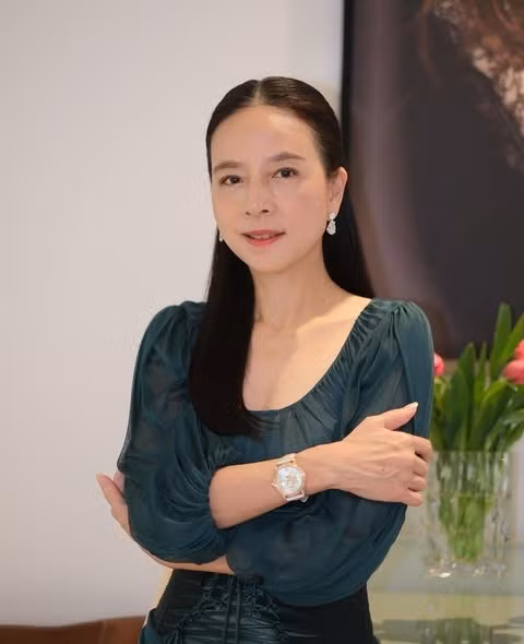 Uống 20 cốc nước mỗi ngày, nói không với bia rượu và chăm chỉ chạy bộ, đó là bí quyết hàng ngày để Madam Pang duy trì ngoại hình trẻ, đẹp. Chính vì sự trẻ trung, kết hợp sự giàu có, nữ tỷ phú mới duy trì sức ảnh hưởng lâu như vậy.