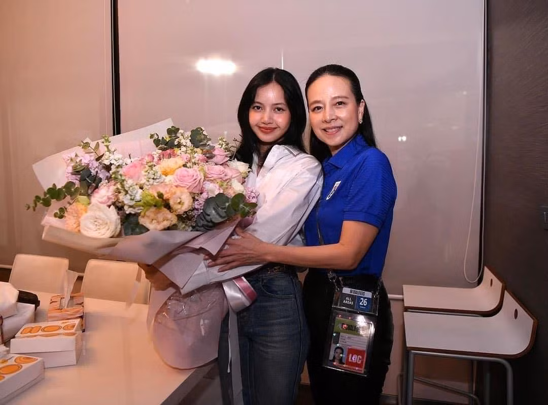 Nữ tỷ phú còn có sức ảnh hưởng trong giới giải trí Thái Lan. Đây là khoảnh khắc Madam Pang gặp Lisa (BlackPink) trong lúc bà cùng tuyển Thái Lan đá giao hữu với Hàn Quốc tại Bangkok.