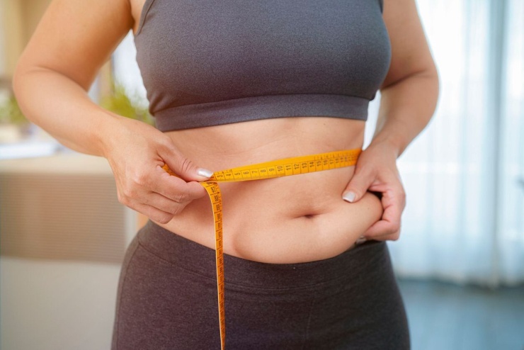 Mỡ bụng tích tụ do thức khuya kéo dài có thể làm tăng nguy cơ kháng insulin, tiểu đường type 2, bệnh tim mạch và rối loạn chuyển hóa. Ảnh: VeryWell Health