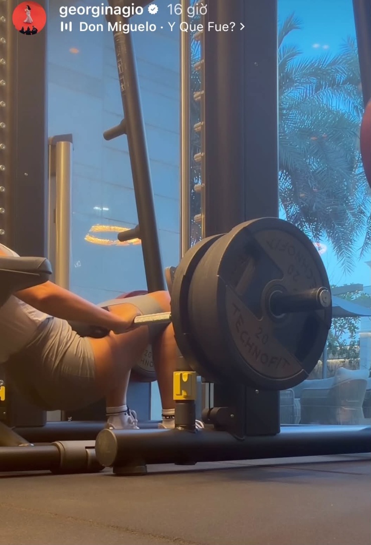 Georgina Rodriguez thực hiện động tác hip thrust.