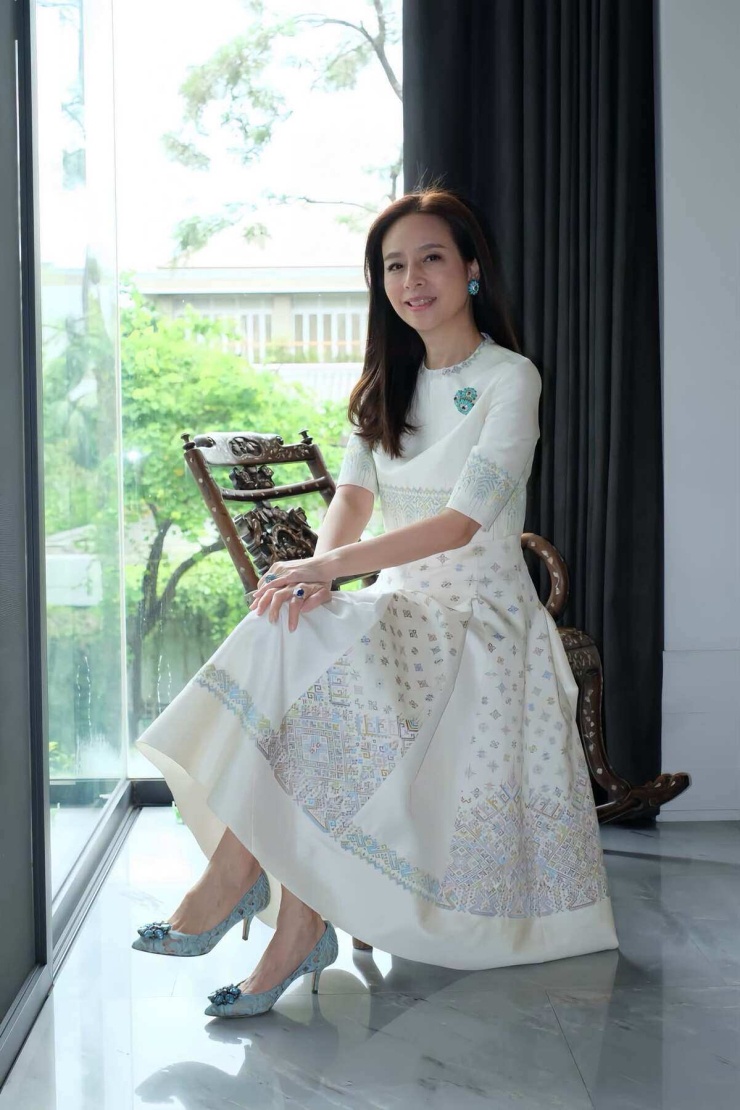 1787999236-5b86051948-madam-pang-1-2822-width740height1110 Madam Pang gây sốt với nhan sắc - 2