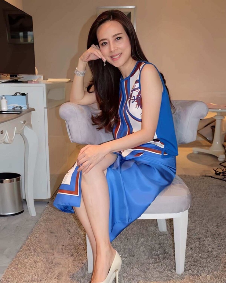 1787999236-d7973e4fee-madam-pang-4-2824-width740height925 Madam Pang gây sốt với nhan sắc - 3
