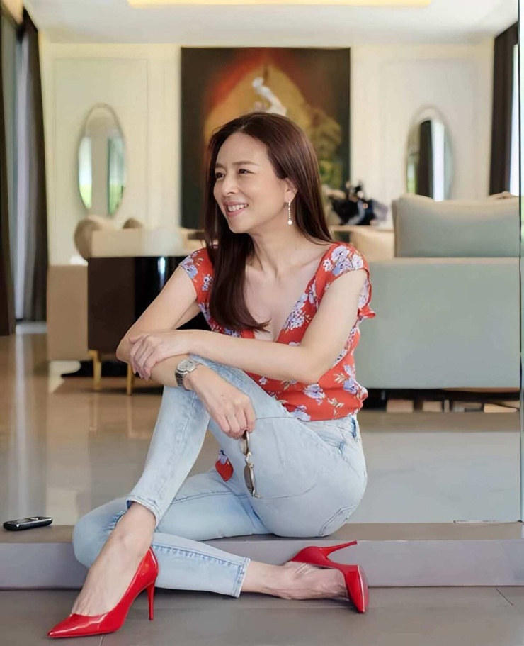 1787999237-1896176a3b-madam-pang-6-2825-width740height911 Madam Pang gây sốt với nhan sắc - 5