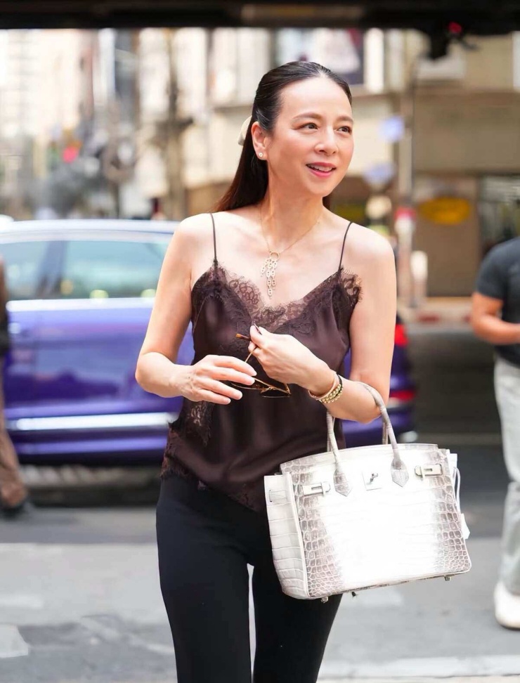 1787999237-1f0a19a017-madam-pang-7-2825-width740height972 Madam Pang gây sốt với nhan sắc - 9