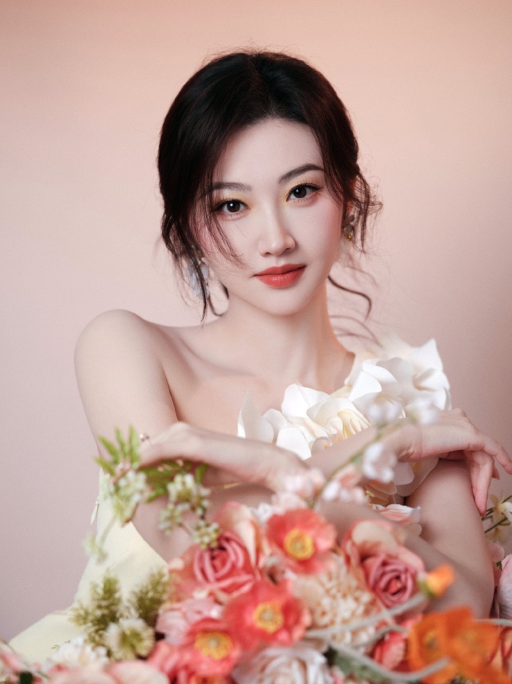 1787999299-4b53dfcd8c-canh-0731-2952-094-1152-6263-2064-width740height987 Nữ diễn viên sinh năm 1988 được khen trẻ trung, tươi tắn như thiếu nữ dù sắp bước sang tuổi tứ tuần. Ảnh: Weibo