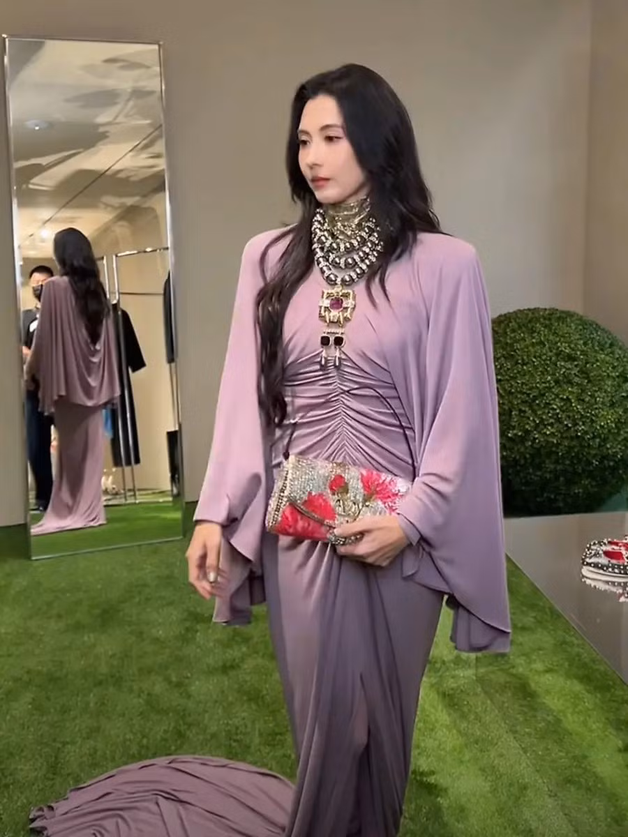 1788067579-39b4771631-truong-ba-chi-width900height1200 Trương Bá Chi, U50, khoe nhan sắc không tuổi, bảo sao con trai đẹp 'gây sốt' - 1