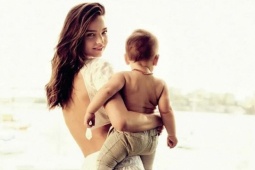 'Gái bốn con' Miranda Kerr giữ eo thon dù không ăn kiêng