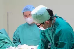 'Thần y' tiêm thuốc lạ trị đau lưng, bệnh nhân nhiễm trùng suýt mất mạng