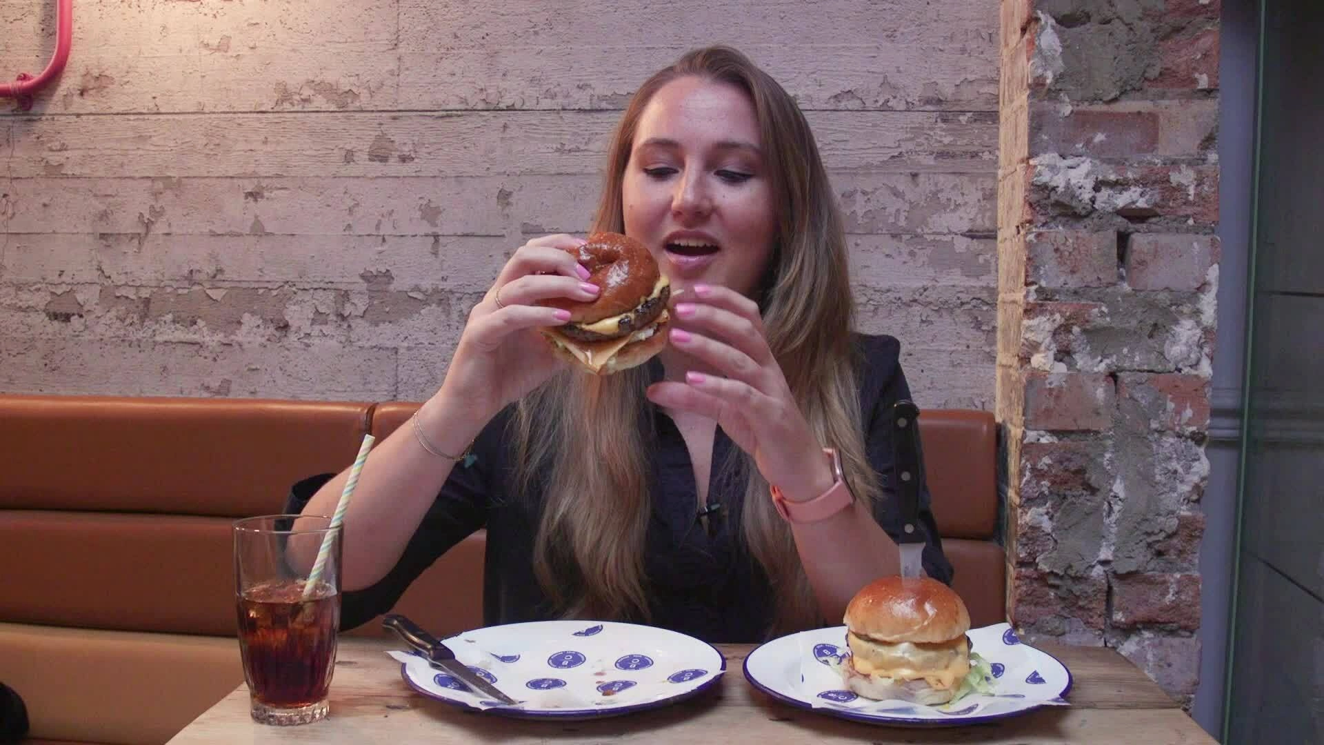 an-burger-dung-cach-de-khong-roi-nhan-va-chay-sot-1786013258 Ăn burger đúng cách để không rơi nhân và chảy sốt