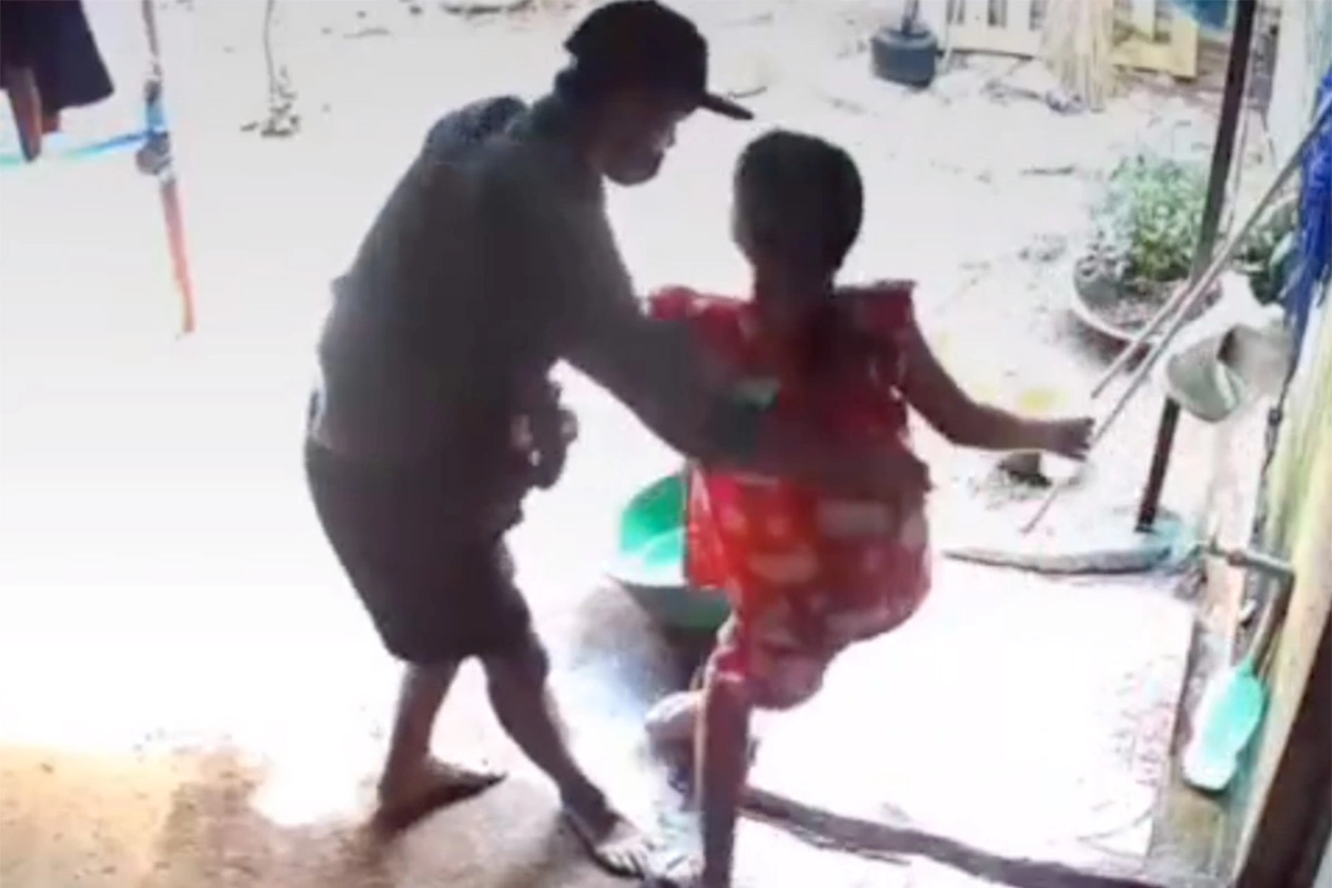 Cảnh sát tìm người đàn ông bịt mặt ôm bé gái 10 tuổi