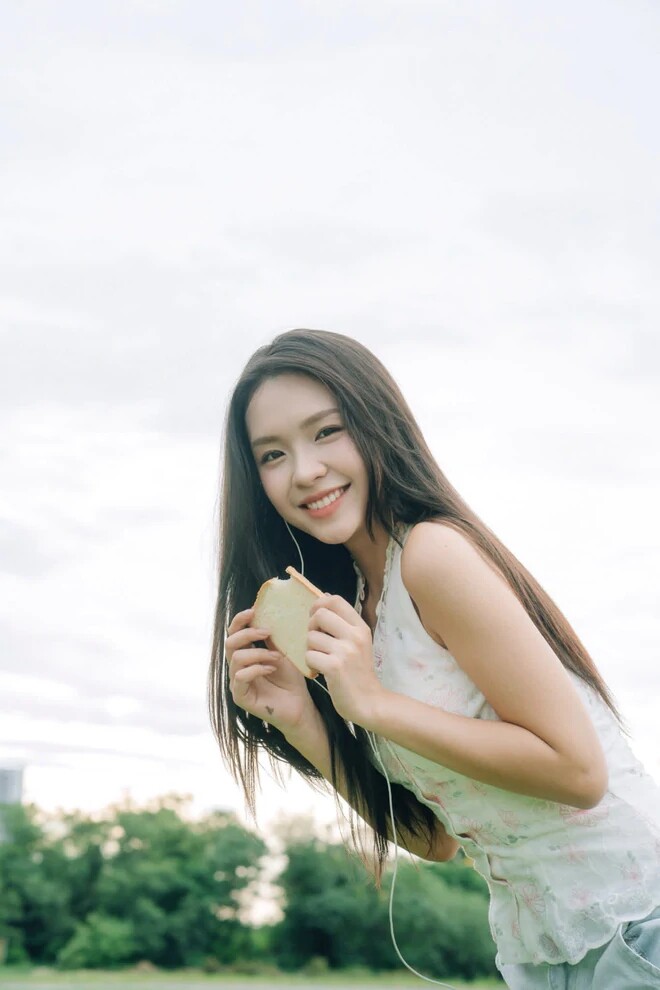 Nhan sắc đời thường của nữ diễn viên đang gây sốt phim Mùa hè năm ấy - 12