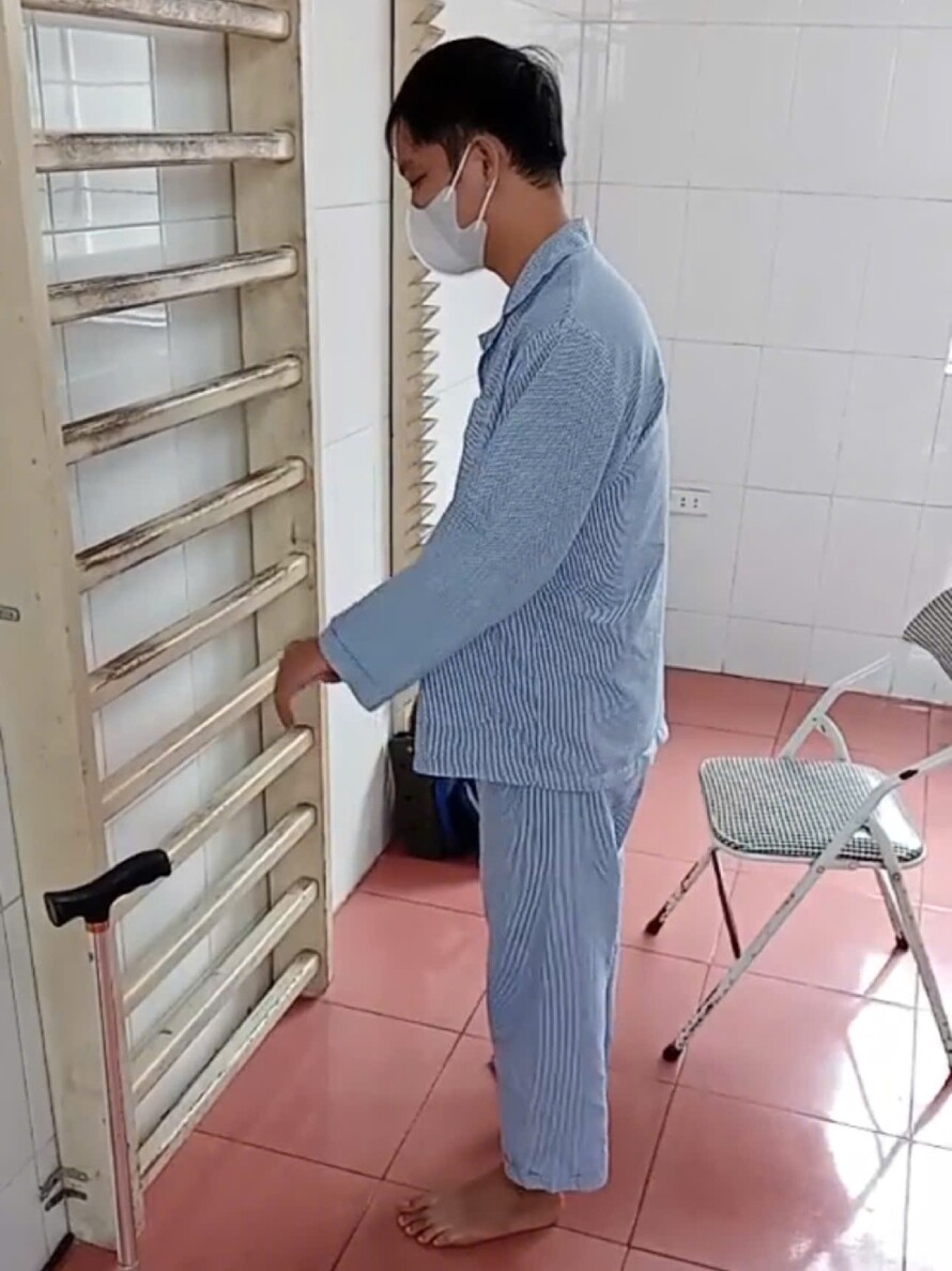 Hành trình phục hồi chức năng của Hiếu suốt 7 năm. Ảnh: NVCC.