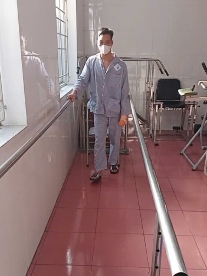 Hành trình phục hồi chức năng của Hiếu suốt 7 năm. Ảnh: NVCC.