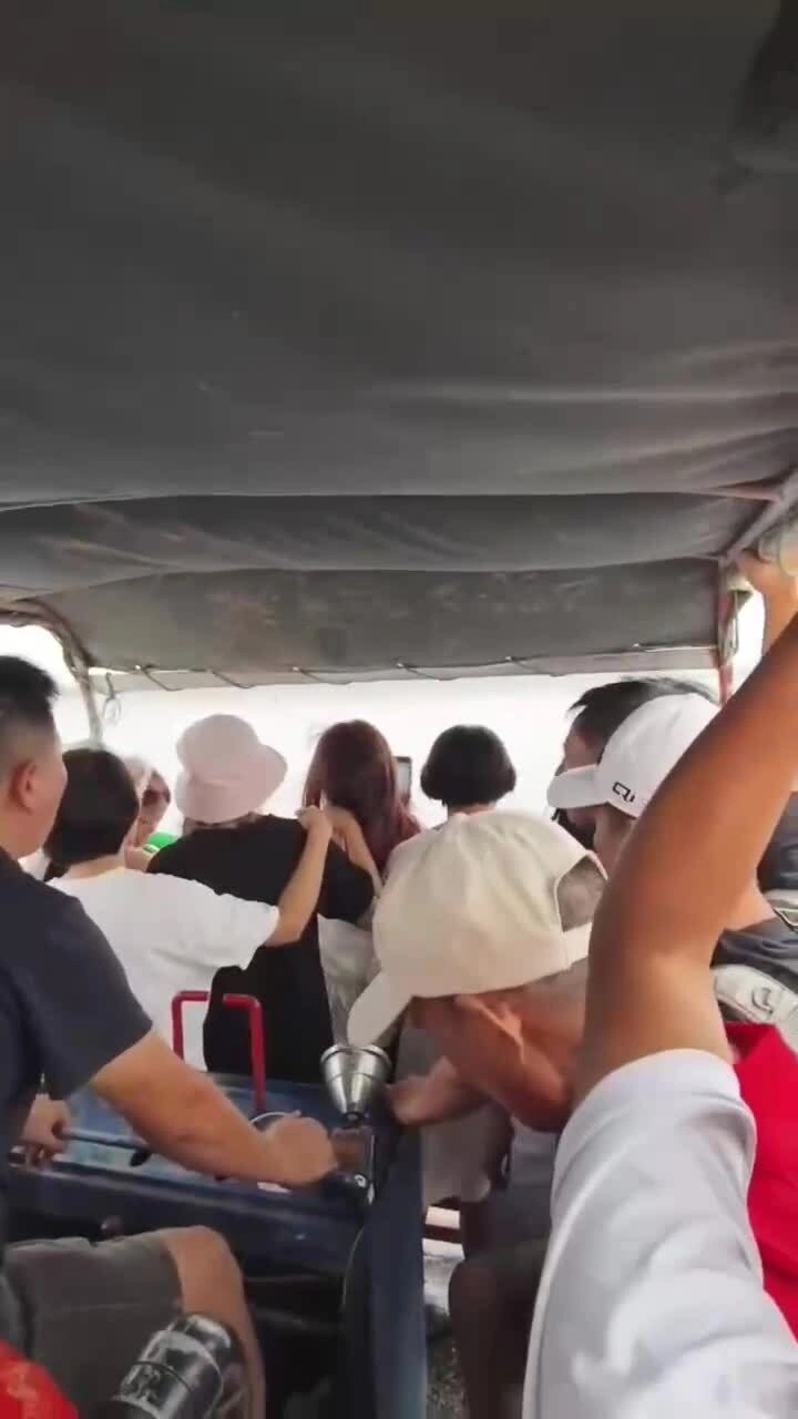 Hàng nghìn người đổ xô về 'biển vô cực' cuối tuần