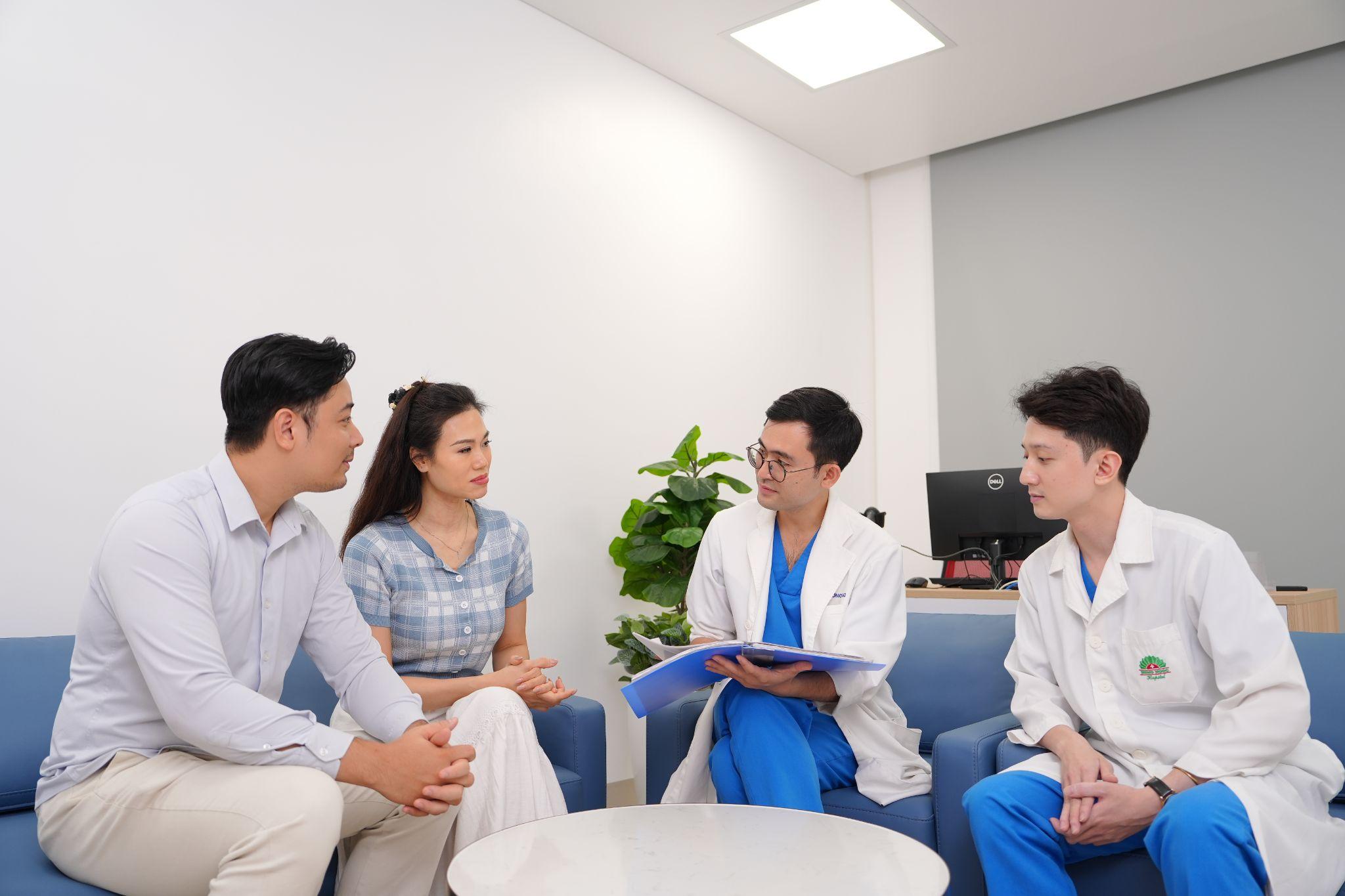 Bác sĩ hỗ trợ sinh sản và bác sĩ di truyền cùng tư vấn phác đồ cá thể hóa cho cặp đôi.