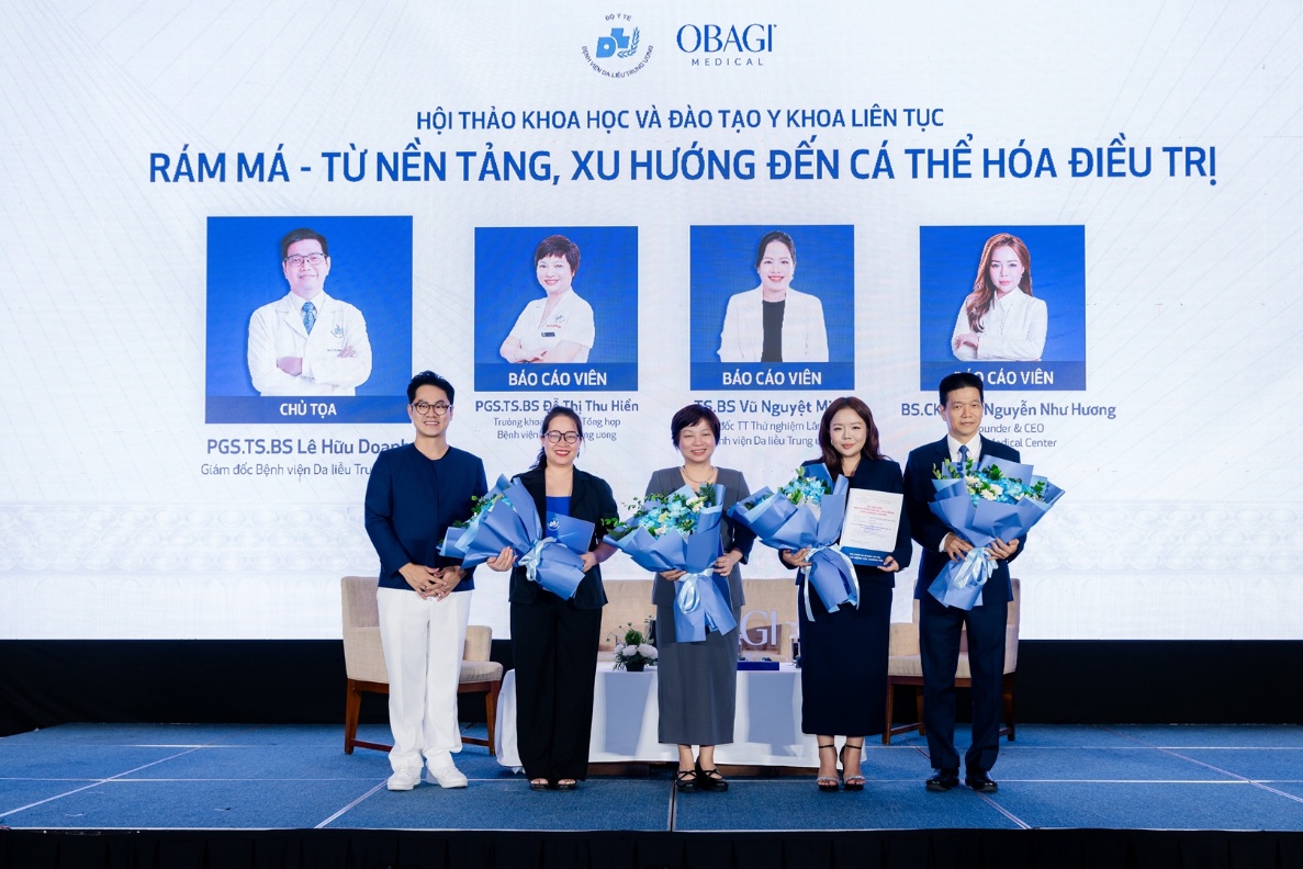picture-15-1785806700-127-width1187height792 Ông Ryan Trần - Tổng giám đốc Obagi Medical Việt Nam (ngoài cùng bên trái) tặng hoa cho Chủ tọa và các báo cáo viên