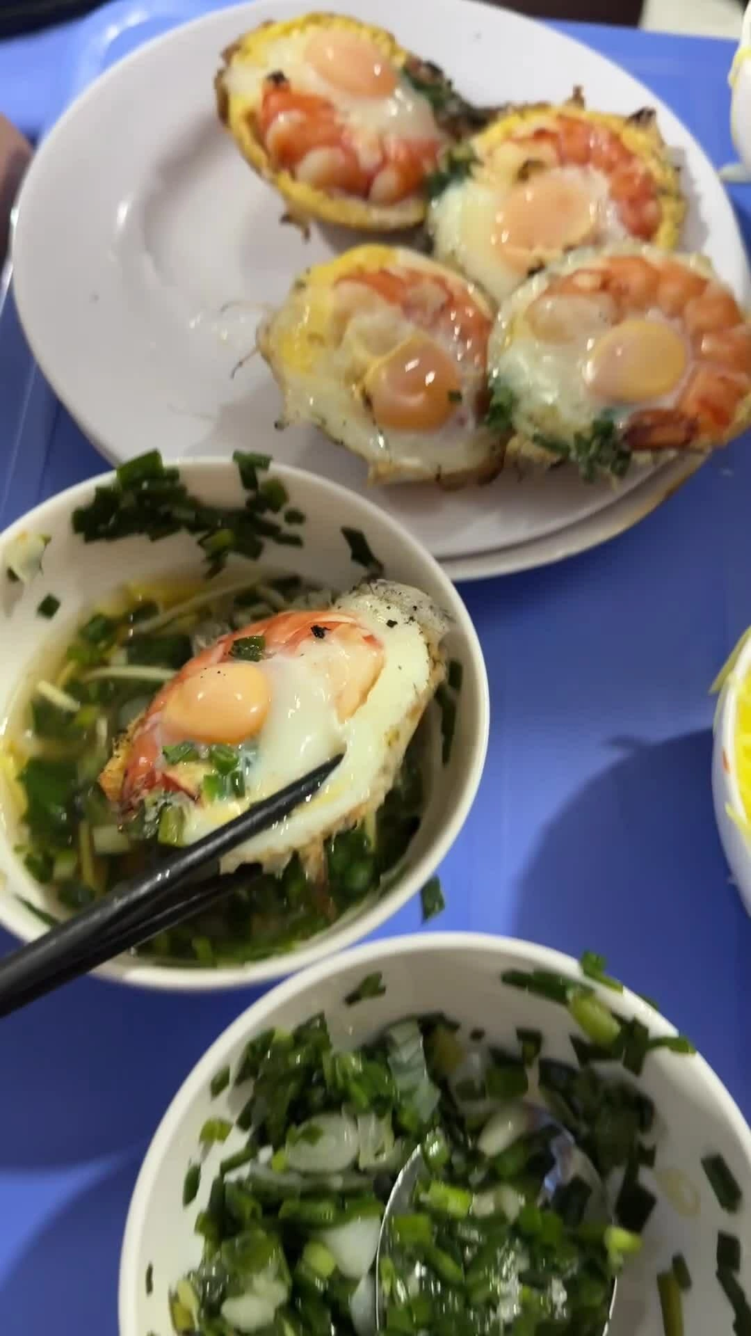 Quán bánh căn khách xếp hàng chờ 1 tiếng để ăn