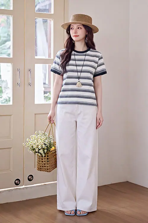 quan-jeans-phoi-voi-ao-gi-dep-6-cong-thuc-don-gian-ma-nang-nao-cung-ap-dung-duoc_3 Quần jean phối với áo thun sọc