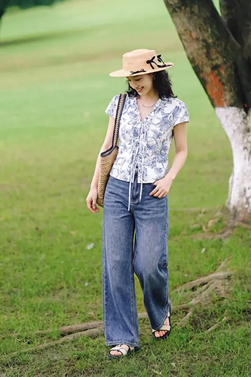 quan-jeans-phoi-voi-ao-gi-dep-6-cong-thuc-don-gian-ma-nang-nao-cung-ap-dung-duoc_8 Quần jean màu xanh đậm