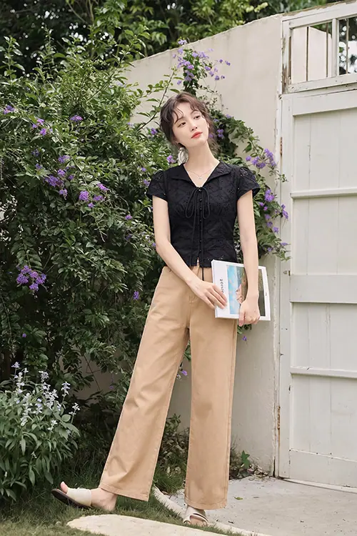 quan-jeans-phoi-voi-ao-gi-dep-6-cong-thuc-don-gian-ma-nang-nao-cung-ap-dung-duoc_9 Quần jean phối với áo xô thêu đẹp
