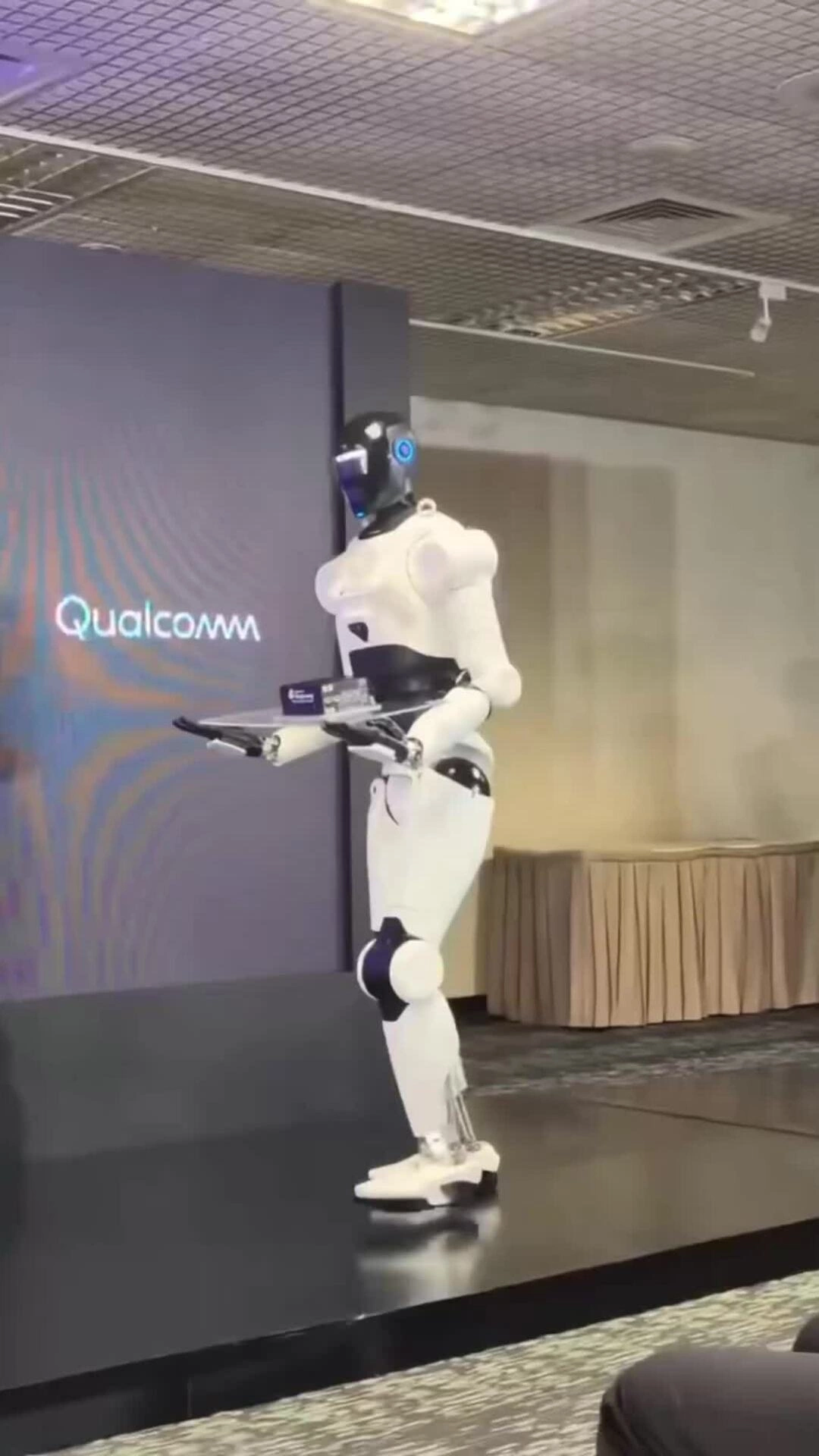 robot-hinh-nguoi-qualcomm-nga-quy-tren-san-khau-1785753473 Robot hình người Qualcomm ngã quỵ trên sân khấu
