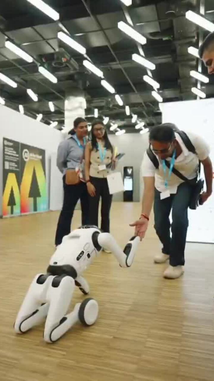 Startup Trung Quốc ra mắt robot hình người biến hình
