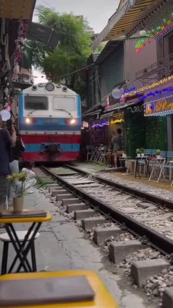 Xử phạt hộ kinh doanh ở 'cà phê đường tàu' 2,5 triệu vì cho khách quay tàu ở cự ly gần